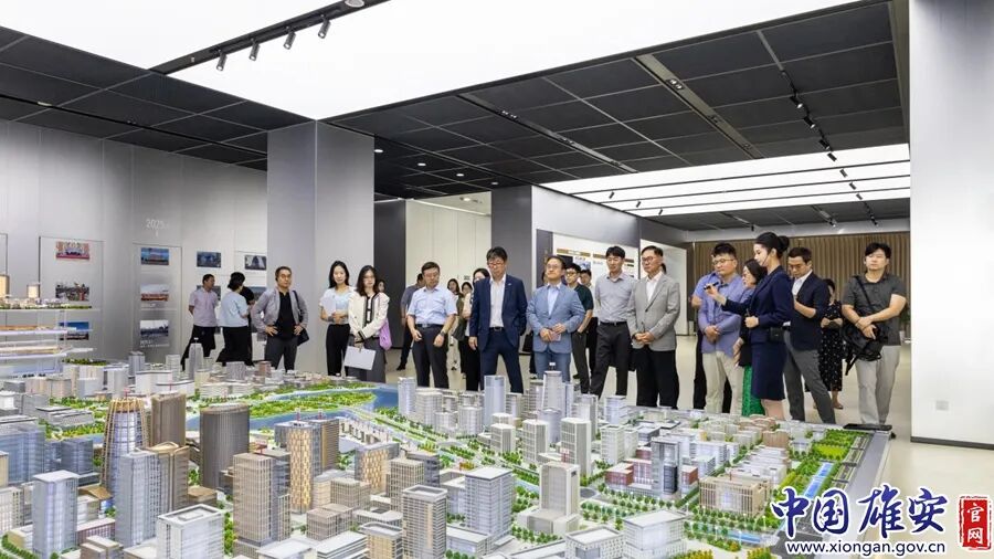 考察团在中关村科技园参观