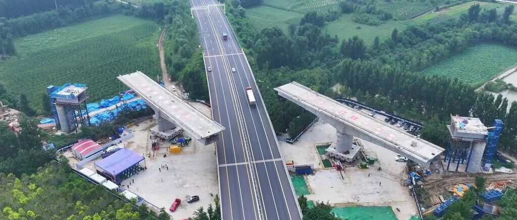 石雄铁路跨曲港高速公路特大桥转体施工现场俯瞰图