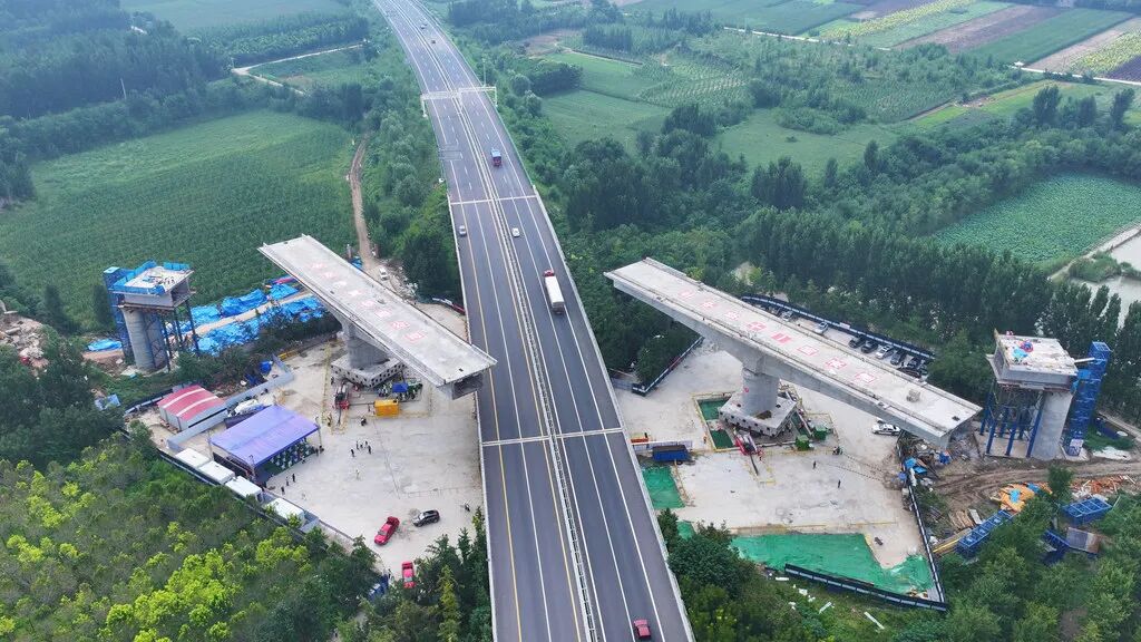 转体完成后梁体与高速公路并行场景